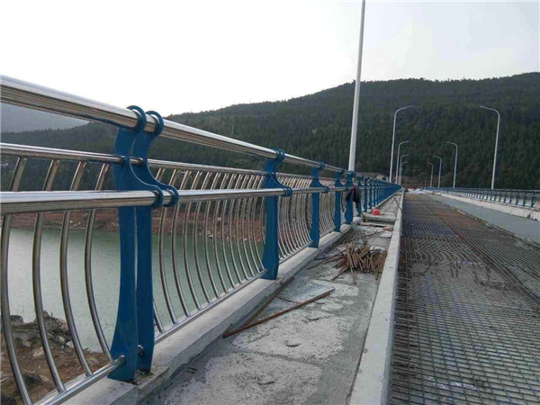 呼伦贝尔不锈钢桥梁护栏的特点及其在桥梁安全中的重要作用