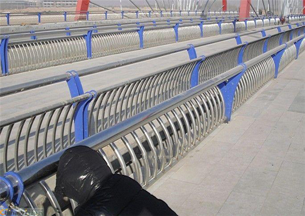 呼伦贝尔不锈钢复合管护栏一种安全而耐用的防护解决方案