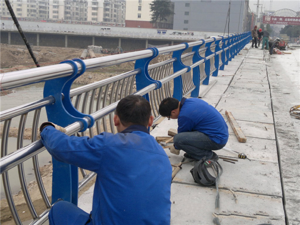 呼伦贝尔不锈钢河道护栏的特性及其在城市景观中的应用