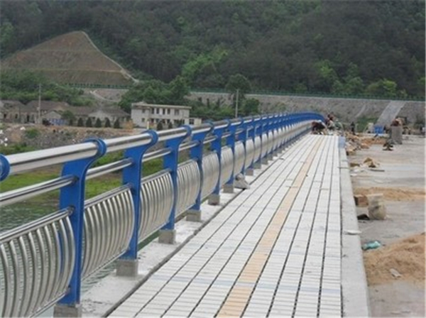 呼伦贝尔不锈钢桥梁护栏的特性及其在现代建筑中的应用